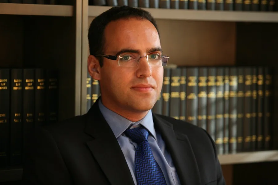 עו״ד אורי טשקורי במשרדו